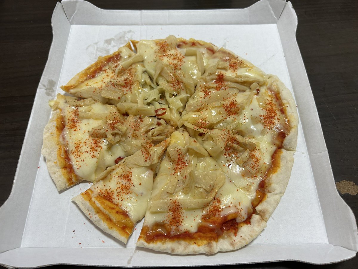 亜蛮流今日のアテ 第二段は お安いピザ😂 チーズとメンマのトッピング