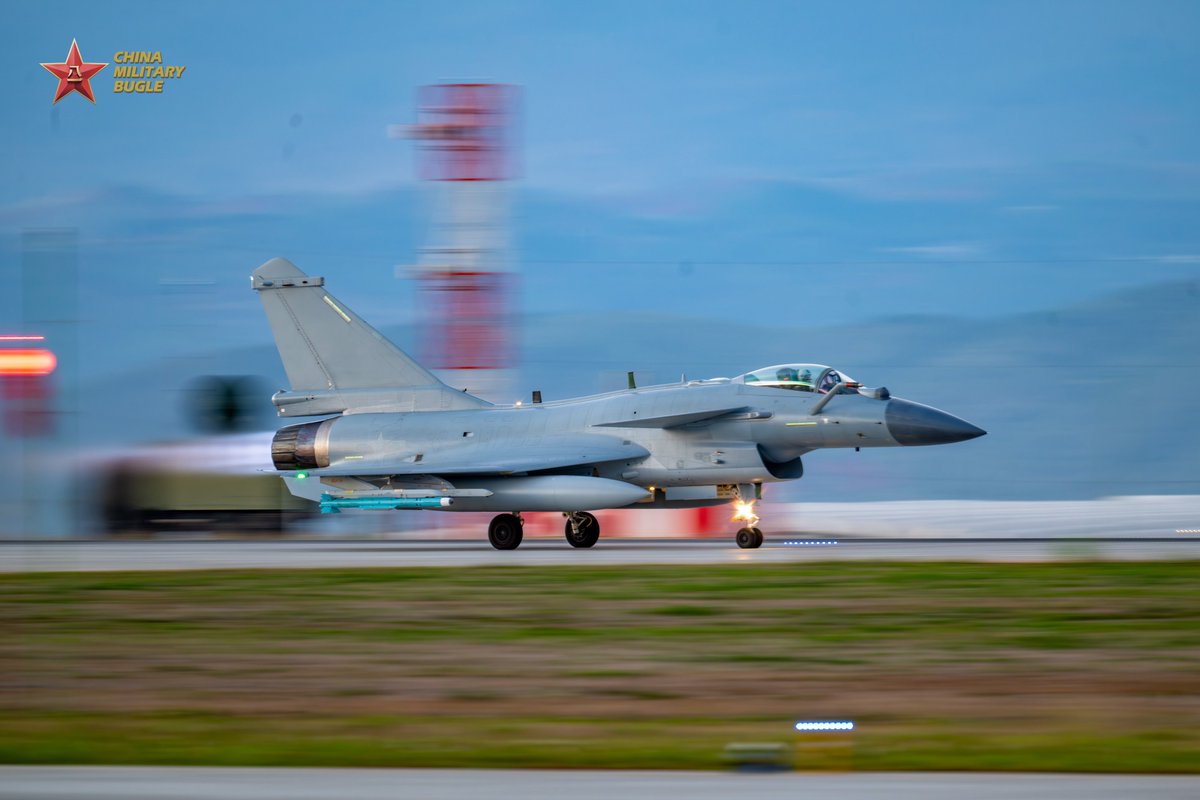 ChinaMilBugle's tweet photo. Guardians of the Runway:
Photos show bird control ground crew members assigned to an aviation brigade with the air force under the Chinese PLA Southern Theater Command standing guard to ensure the safety of every takeoff and landing.
#J10C #GroundCrew #BirdControl
#PLA #AirForce
#ChinaMilitary #ChinaMilBugle