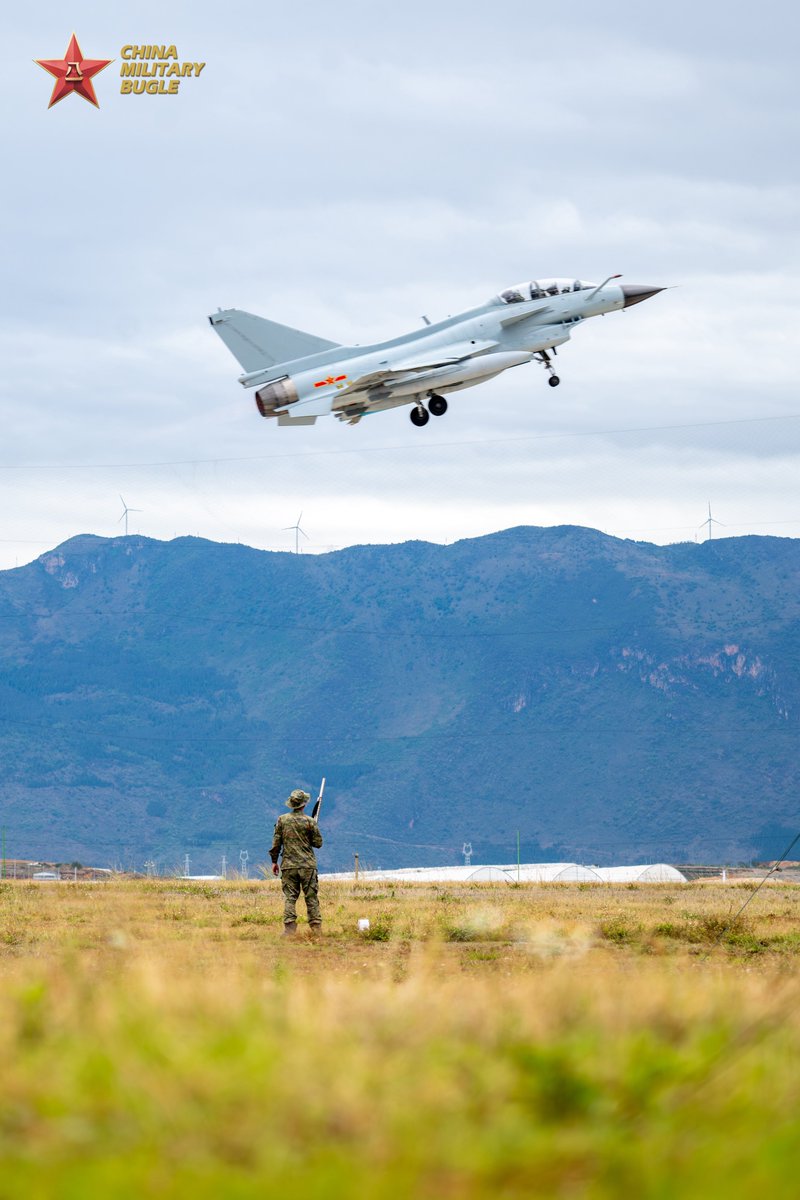 ChinaMilBugle's tweet photo. Guardians of the Runway:
Photos show bird control ground crew members assigned to an aviation brigade with the air force under the Chinese PLA Southern Theater Command standing guard to ensure the safety of every takeoff and landing.
#J10C #GroundCrew #BirdControl
#PLA #AirForce
#ChinaMilitary #ChinaMilBugle