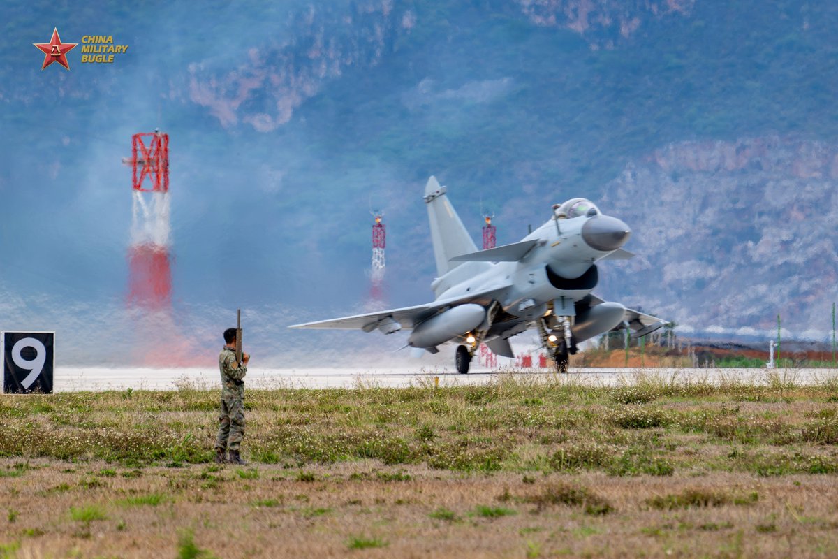 ChinaMilBugle's tweet photo. Guardians of the Runway:
Photos show bird control ground crew members assigned to an aviation brigade with the air force under the Chinese PLA Southern Theater Command standing guard to ensure the safety of every takeoff and landing.
#J10C #GroundCrew #BirdControl
#PLA #AirForce
#ChinaMilitary #ChinaMilBugle