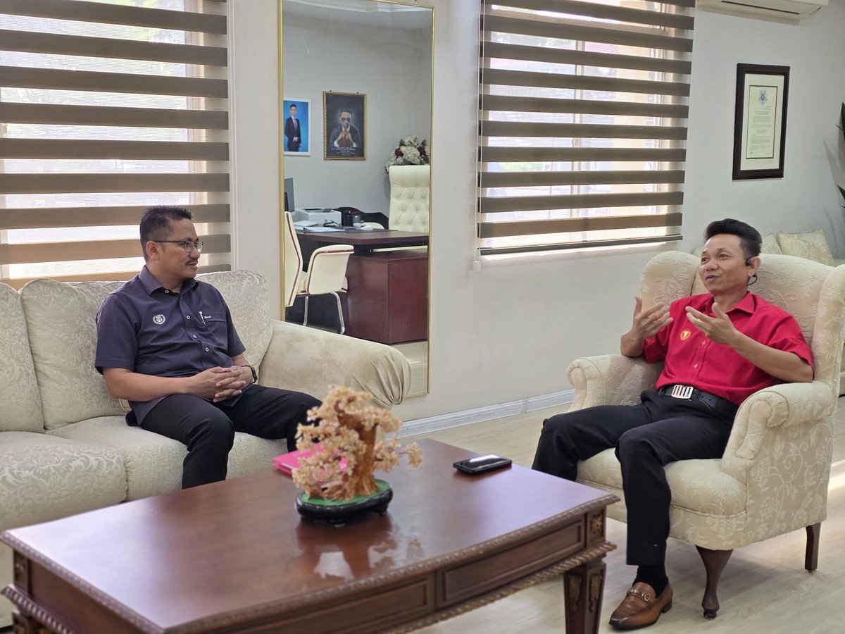pdtkulim's tweet photo. 𝟭𝟳/𝟱/𝟮𝟬𝟮𝟲 (𝗔𝗵𝗮𝗱)
Menerima Kunjungan Hormat dan Sesi Melapor diri, daripada Encik Muhammad Hamdi bin Abdullah Zawawi (Ketua Penolong Pegawai Daerah Kanan(Pengurusan Tanah),yang baru bertukar ke Pejabat Daerah dan Tanah Kulim, berkuatkuasa pada 11/5/2026 yang lalu. https://t.co/iQq035dLFU