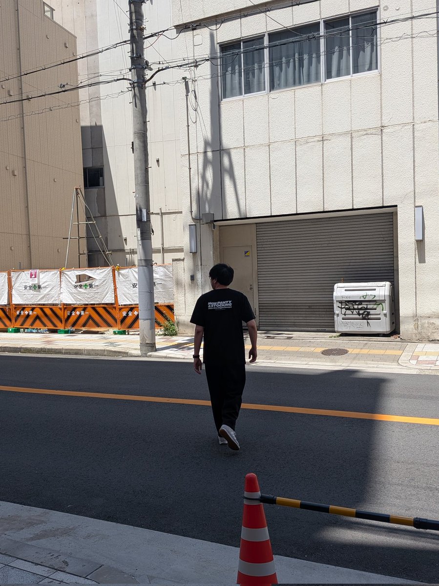 eear_shibachan's tweet photo. こちら、ストフェスの大波に消えていこうとするマヨさんの後ろ姿。

めちゃくちゃ背中で語ってる https://t.co/4GkRfUG2ST