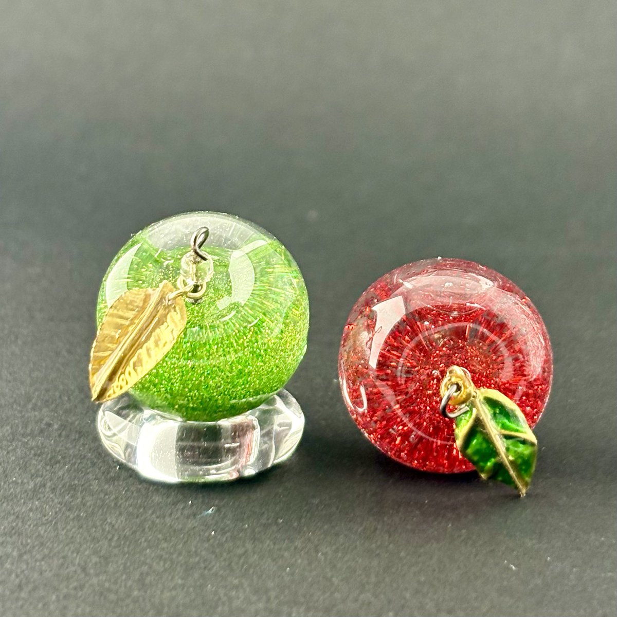 irodoori_craft's tweet photo. ＼ デザフェス初出展 ／

🍎出展名：いろどおり
🍎出展日：5/23.24両日
🍎ブース：Q-188  角ブース

レジンを使ったスノードーム風のアクセサリーを作ってます！30種類以上の本体と選べる付属パーツで、あなた好みのアクセサリーに✨

@designfesta 
#デザフェス63リポスト
#デザフェス #デザフェス63 https://t.co/9FuqpycEHn