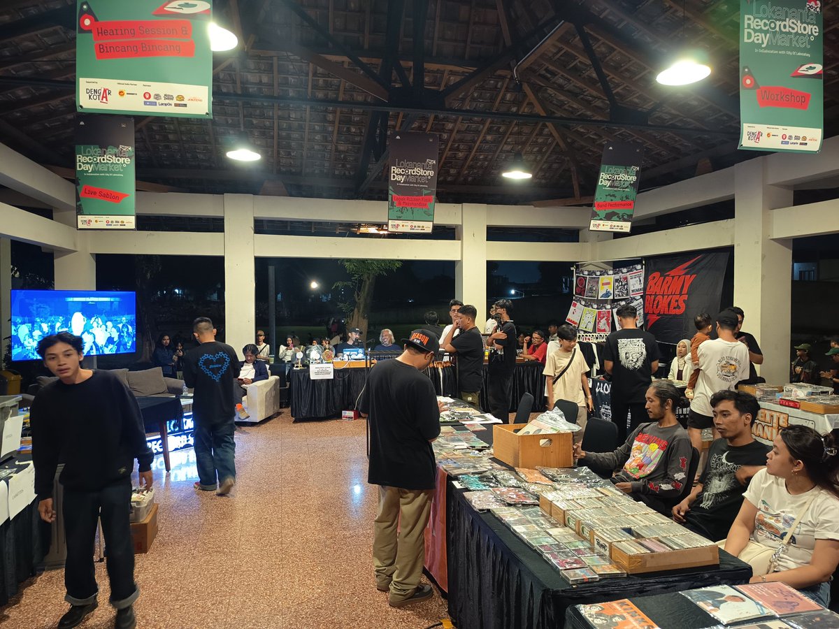 meron9325's tweet photo. Tentu saja saya ke CF. 

C: Record Store Day 
F: Lokananta

#jajanrock https://t.co/W9ugKUkKOH