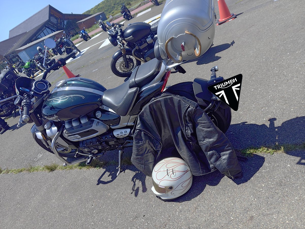 ROCKET3_89's tweet photo. 本日は箱根のバイカーズパラダイスで開催されたプチ虎MTG参加してきました!
同じディーラーさんつながりの知り合いの方と出会ったり、ロケット乗りの方とも話したりして楽しく過ごせました!
それにしても、c-bowのサイドバックサポートは革ジャンかけれて便利だ… https://t.co/o1lBUYRp32