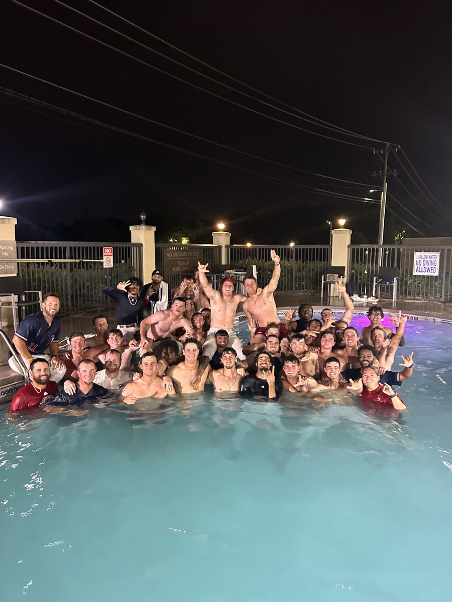 FMUJefferson's tweet photo. POOL’s OPEN! #HUMBABE https://t.co/BLefGTSyqG