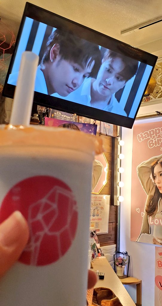 SOTUS20647104's tweet photo. 行ってきました🥹✨
念願のカフェに☕✧
(でも注文に手間取ってうっかりピンクミルクを見逃してしまってた😂)
KS企画は終わってしまってたけどしおり(？)はゲットできたしスタッフさん気さくにお話して下さるのでちゃんと満喫してきました💓 https://t.co/FNFqOOQuqK