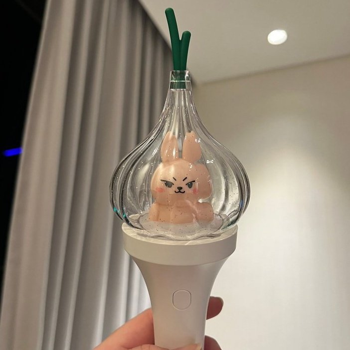 wooj4sho's tweet photo. 260517 Inkigayo Pre-recording #LNGSHOT #롱샷

After LNGSHOT pre recording, when Cortis comes to the stage, JWalkerz waved the garlic bong for them 

Martin said "Ah, this is the Garlic Bong.." and said hello to JWalkerz too.. https://t.co/hhGs0XCUQb