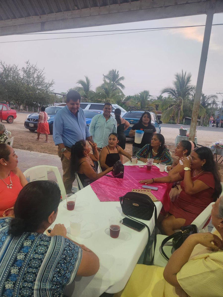 AleBravoAb's tweet photo. Pasé a saludar a mis amigas de Los Almendros, localidad de Zihuatanejo, que estaban festejando el día de las madres. Me dio mucho gusto convivir con ellas. https://t.co/ecw9rXOux0