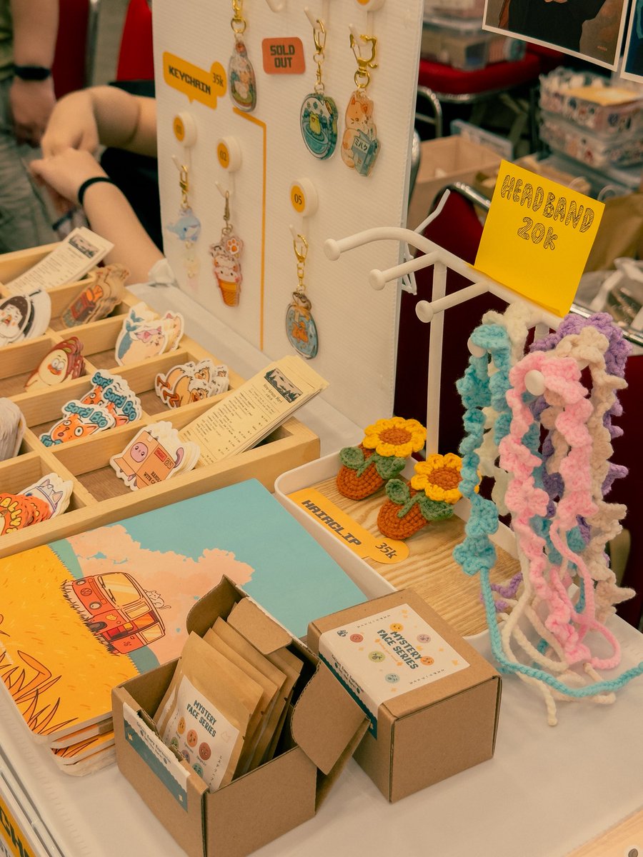 andch24's tweet photo. Comifuro day 1 was great https://t.co/uE9mlmzNaf