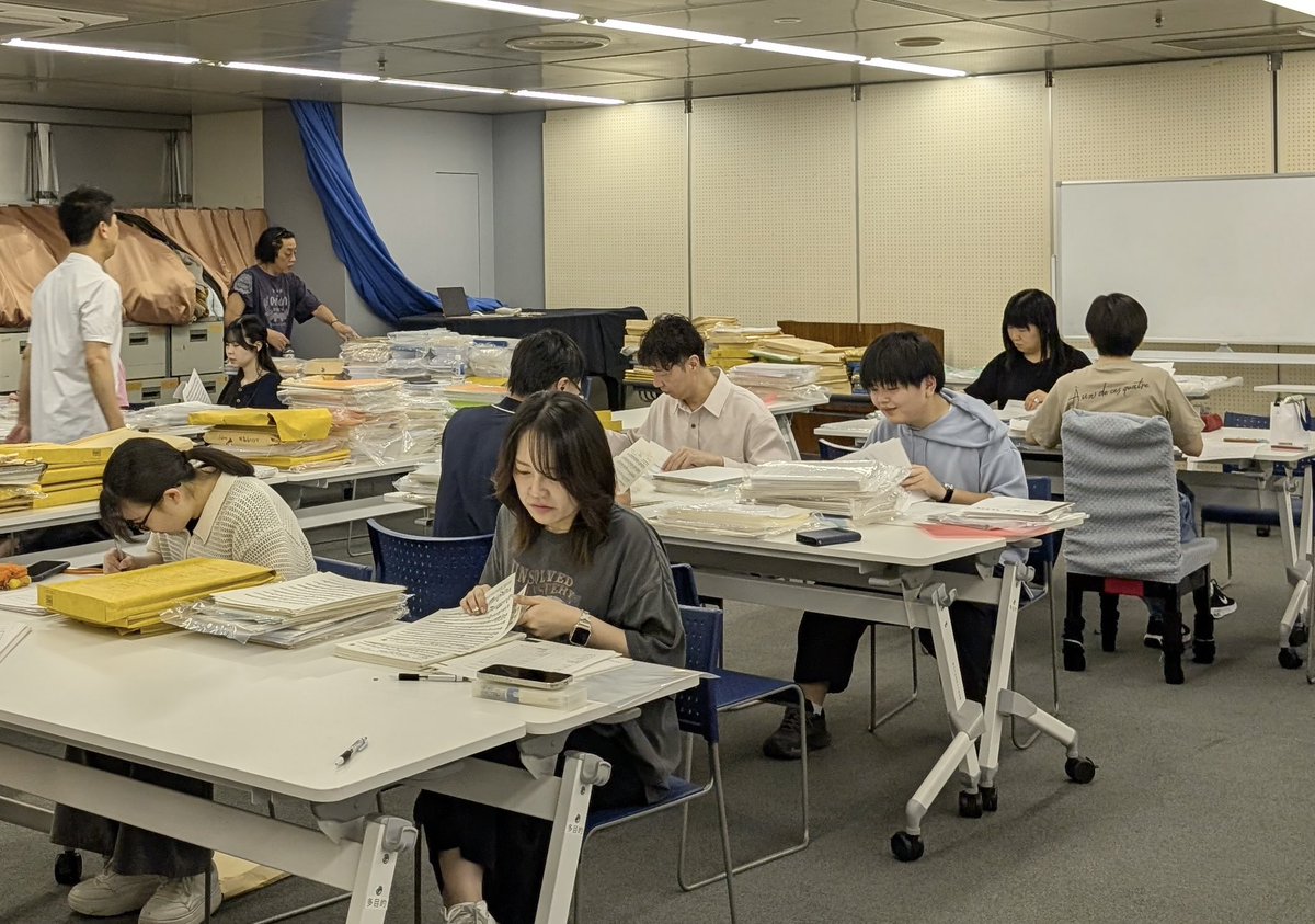 toshima_wind's tweet photo. 午前中は倉庫整理をしました🧹
50年分の楽譜や備品の整理や修復をする大切な時間です！

30年前のコンクール全国大会のトロフィーも出てきました🏆

とても歴史を感じる楽譜もチラホラ。
午後はコンクールに向けた合奏練習です！！ https://t.co/nBhxIgRvIU
