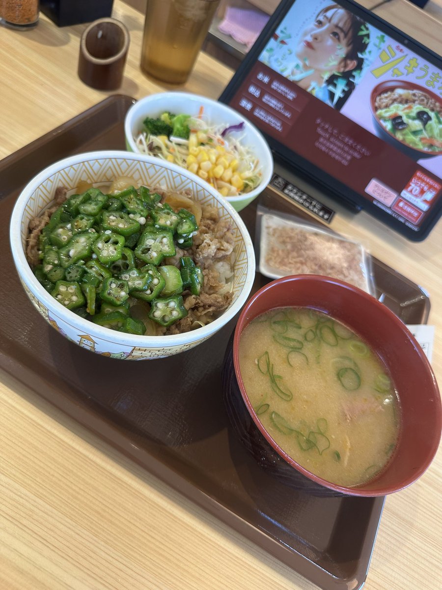 あすとれあ tweet media