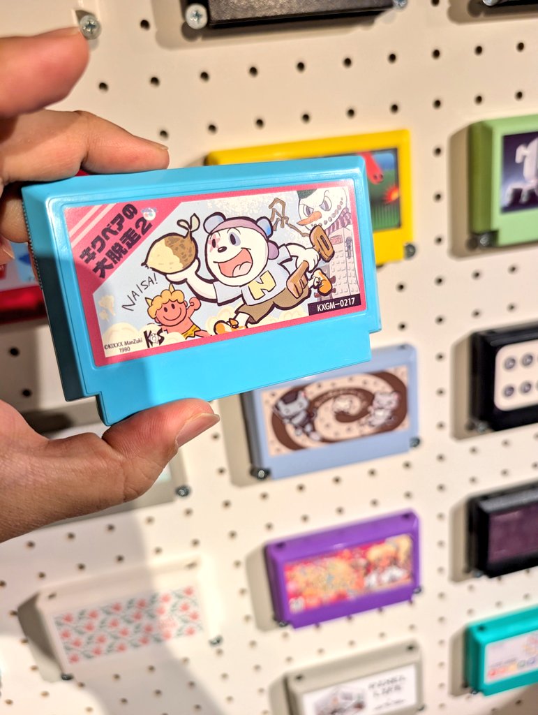 KixxxGame's tweet photo. 昨日は西荻窪のMETEORさんで開催されてる『わたしのファミカセ展2026』に行ってきました!キクベアも元気に飾られてました🍋🥥
どれもカワイイ作品ばかり!今月いっぱい開催されているので、みなさん是非!
#famicase https://t.co/7gbEWsEEea