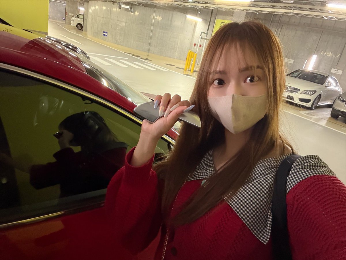 Yuri_ht26's tweet photo. こちら美しく折れましたジュリエッタ助手席のドアハンドル(修理代13万)と、

取り乱して「とりあえず慰めると思ってドアハンドルとツーショット撮って」と錯乱しているアコーディオン奏者の要望に快く応えるまだない。ボーカルのめぐみういちゃんです

本日2人でファンキャバ出演します https://t.co/kfLLsp1YEh
