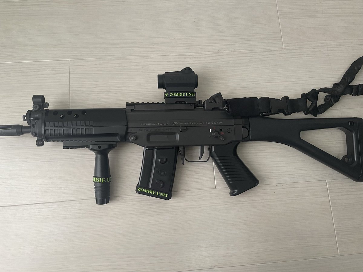 pakopakoAIT's tweet photo. 【🔫メインエアガン紹介🔫】
私のメインです!
東京マルイSIG552です🍀
・フォアグリップ
・Vector optics マーベリック 第3世代
・拡張マガジン
あと緑が好きなのでマグバンドを巻き付けまくってます!🕊
#サバゲー装備 #装備紹介 #SIG552 https://t.co/832gmna1sT