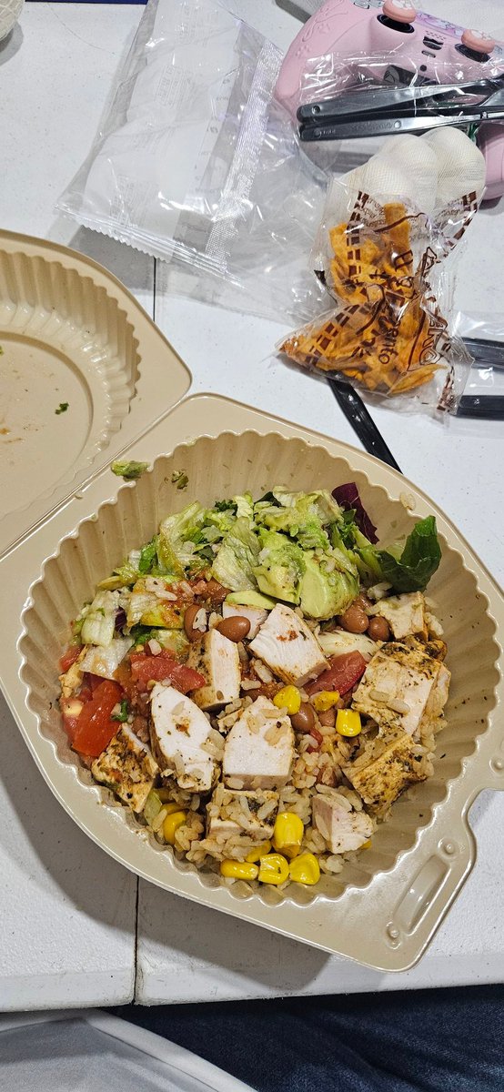 SilBran05's tweet photo. @CamperoGT uno tratando de comer sano y completo y ustedes dando un cuarto de plato 🫠 ya me muero de hambre de por si por mi dieta y no mandan lo que es https://t.co/bkGpbmdro3