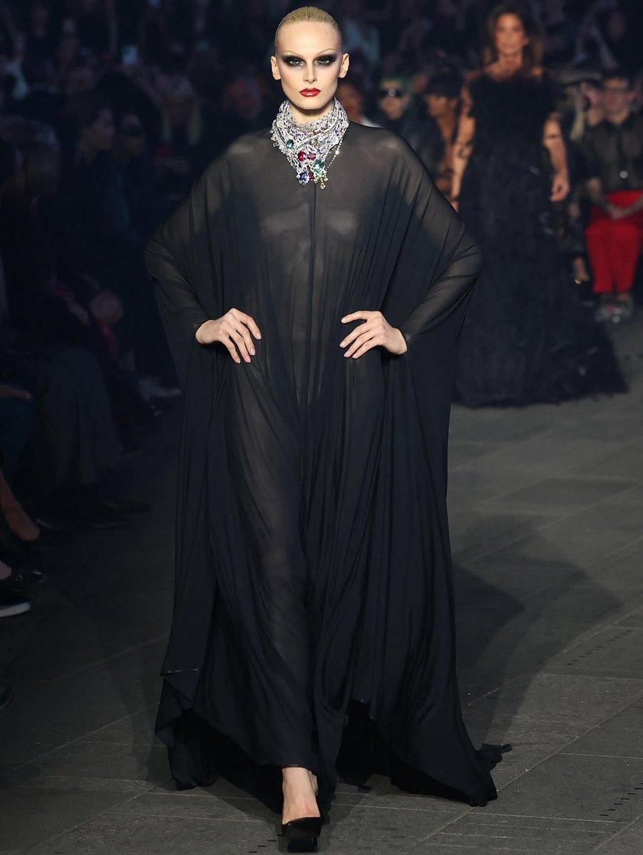 runwaywithka's tweet photo. Alex Consani for Gucci Cruise 2027 https://t.co/6wNAoZRw7r