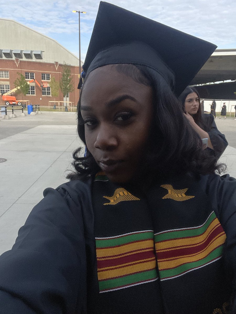 Vonnaaa____'s tweet photo. Issa Grad✨💕🎓 https://t.co/iMzXNlVXnh