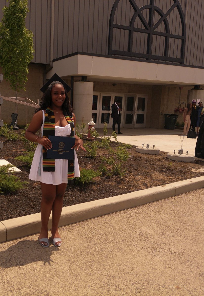 Vonnaaa____'s tweet photo. Issa Grad✨💕🎓 https://t.co/iMzXNlVXnh