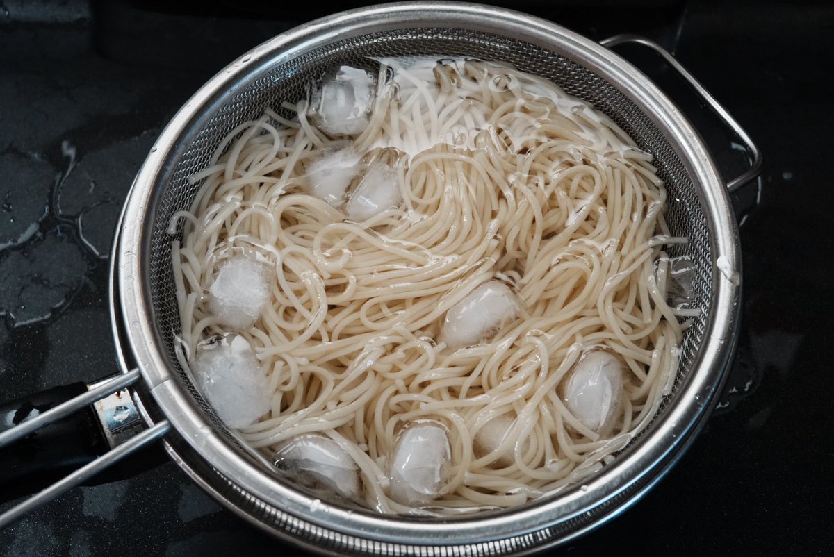 some5low's tweet photo. 賞味期限がギリ切れちゃった素麺消費。パスタみたいだったけど思ったよりうまいな、これ。 https://t.co/nJE4YiGKQf