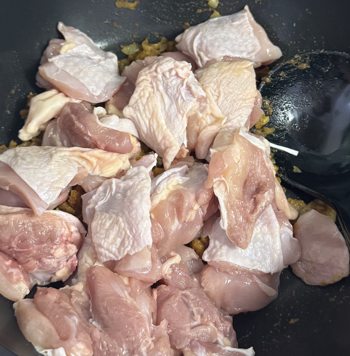 24601game's tweet photo. 有言実行し鶏肉でルンダンを作っています。

牛肉400gの代わりに鶏もも肉600gを使用し、その他の分量や工程はレシピ通りです。

水気が無くなるまで煮込んだら、そのまま油分で揚げ焼きにします。

黒くなったら完成です。

↓レシピ
https://t.co/Bv7Ogu5iY2

#おうちごはん #ルンダン #おうちごはん https://t.co/yxGsAetqO3