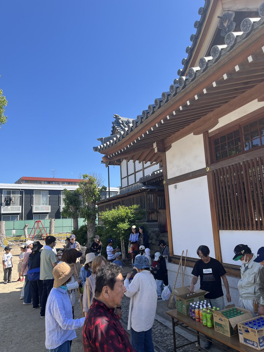 nakasuji373's tweet photo. 令和8年５月１７日日曜日　
本日は朝から中筋南自治会主催の八王子神社裏の公園掃除と防災倉庫点検に八王子会員も参加しました。初夏の暑さでした。 https://t.co/Dxzn5mLQQz