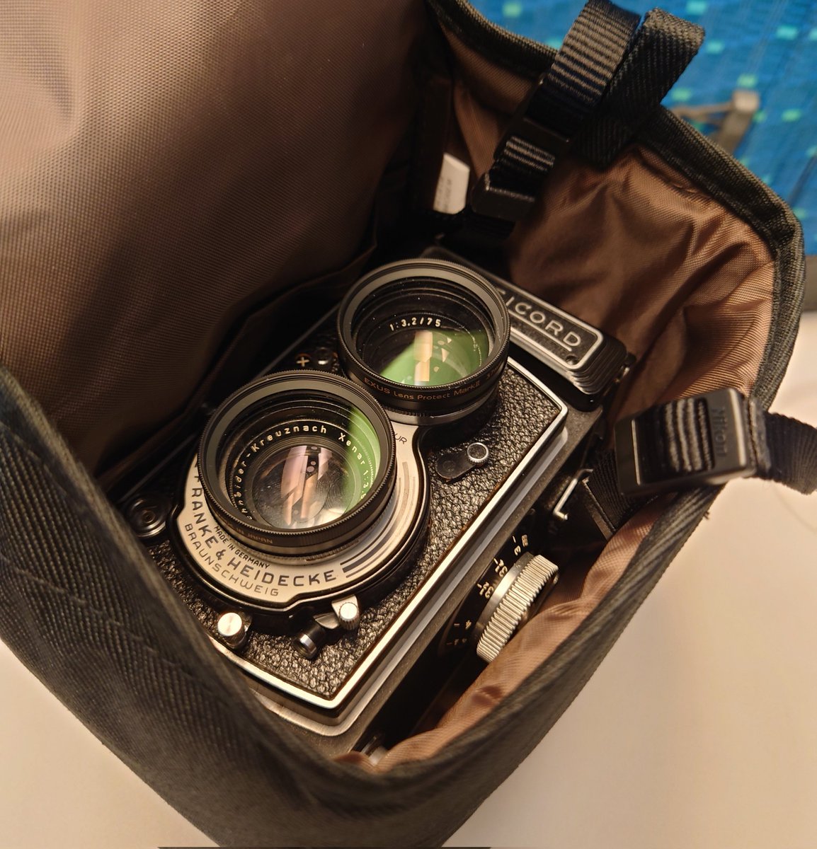 mpexplorer's tweet photo. Rolleicord Vb用にハクバのCululuカメラポーチMが縦横ぴったりかも？
奥行きは少し��裕があるから、フードを足したりストラップをなかに入れたりも

出し入れは少し引っかかるけど、これはちょっとした加工でなんとかなりそう https://t.co/87KgZ1dD5B