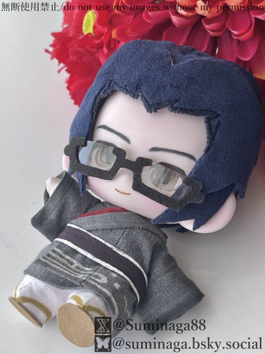 Suminaga88's tweet photo. ブラインドドールのシュウゴ(Ya!XiuGo!)をベースに、淵上のカスタムドールを制作しました！
ウイッグはクリスタルボアで棉花娃娃風にしてみました
耳が大きすぎて普通の眼鏡はかけられないのでこういうデザインに👓

#原神ドール部
#原神手芸部 https://t.co/g3OxmgMibR