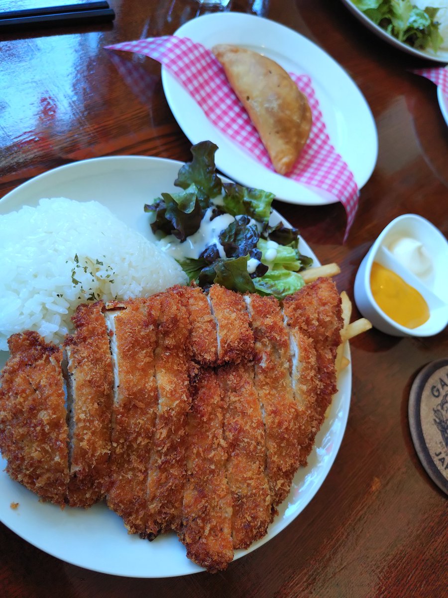 viper_hwoarang's tweet photo. 日曜出勤半ドンでいつものオジサンと昼飯どーするかー？ってウロウロしてたらなんとなく気になって入った店 #DECIR (デジール) 
クラフトビールとペルー料理の店で今回は【ミラネサ・デ・ポヨ】(ペルー風チキンカツレツ)をチョイス👀✨ボリュームあって味もGOOD👍また来ようっと😁 https://t.co/JsMXUXaO4p