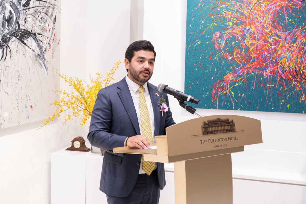 embpanamasgp's tweet photo. El Embajador Sebastián Breton asistió como Invitado de Honor a la apertura de la exhibición “Galloping Beyond Horizons” en el Hotel Fullerton, organizada por la Galería NaWei. La muestra destacó obras originales de los artistas panameños Gabe Wong y Eduardo Navarro. https://t.co/RtSa5wAUye