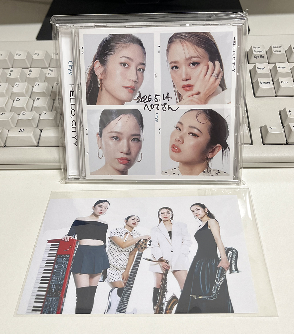 BBRK_PETE's tweet photo. #Cityy の 1st Album「HELLO, CITYY」の発売を記念して、5/14に行われたインターネットサイン会のブツが到着。
リミスタさん、梱包が丁寧ですな~。
Cityy(シティ):
寺地美穂 (Sax,Fl,Vo)
中園亜美 (Sax,Vo)
竹田麻里絵 (Keys,Vo)
Juna Serita (Bass,Vo) https://t.co/gNzOQDm27B