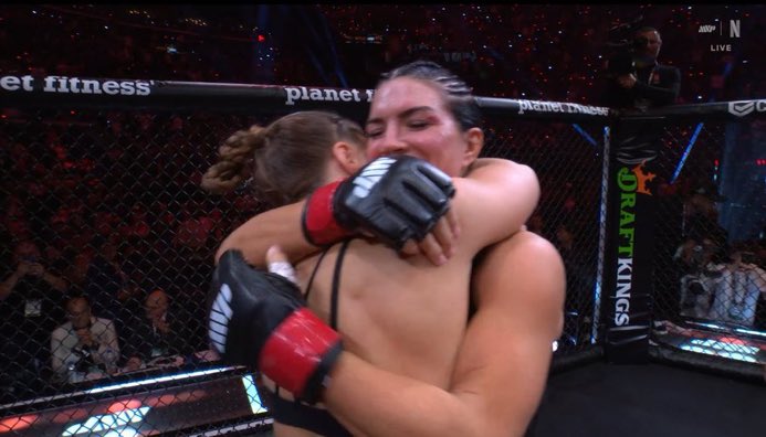 UtopicPosts's tweet photo. BREAKING: Ronda Rousey wins fight against Gina Carano in 17 seconds #RouseyCarano https://t.co/5hje8ISLAP