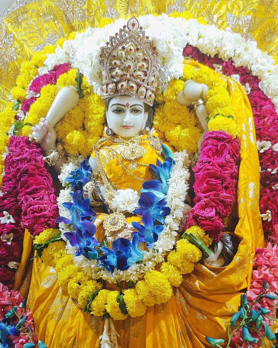 baglamukhipuja's tweet photo. जब शत्रु प्रबल हों,
तो माँ बगलामुखी का नाम ही कवच बन जाता है।
ॐ ह्लीं बगलामुख्यै नमः। https://t.co/wzuo5rXPYC