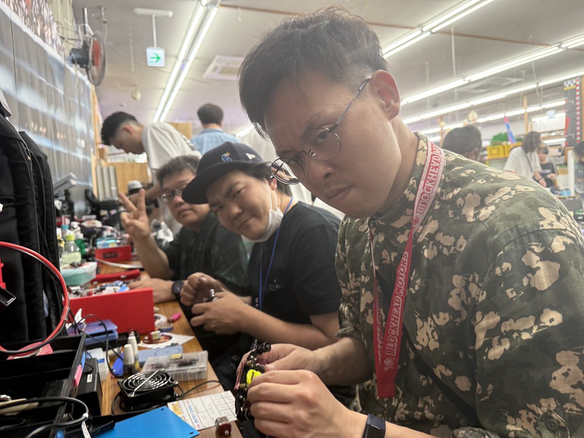 SIGWORKS_GARAGE's tweet photo. 本日は お宝あっとマーケット町田店様 @otakaramachi にて、THREE WIDE 2026 Single match(個人戦) @wide_three3w が開催中です！
当店代表として、Hideki選手 / フルモンティ田中選手 / やみつきホルモン選手 / やすす選手の4人が参戦中！
店長はお店でお留守番中。吉報をお待ちしてます！がんばれ～ https://t.co/P9OfxZFb01