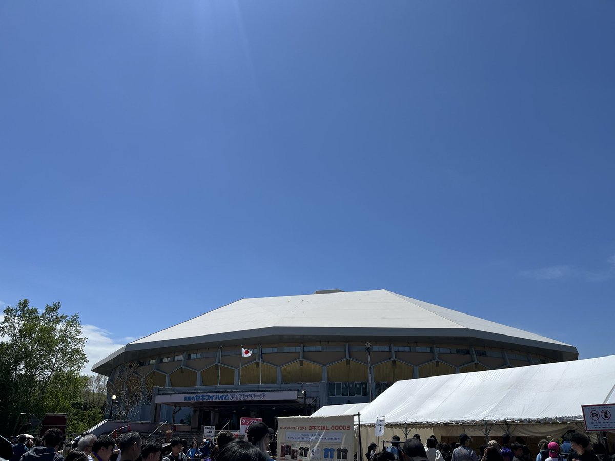 9oclocks's tweet photo. 2019に敗北して
今回やっとここにこれました！
本日真駒内スタジアム
パッションを燃やして、燃やして
煌めく灰になろうじゃありませんか！

 #B'z #LIVEーGYM2016 #FYOPプラス https://t.co/wm5gHsRfF1