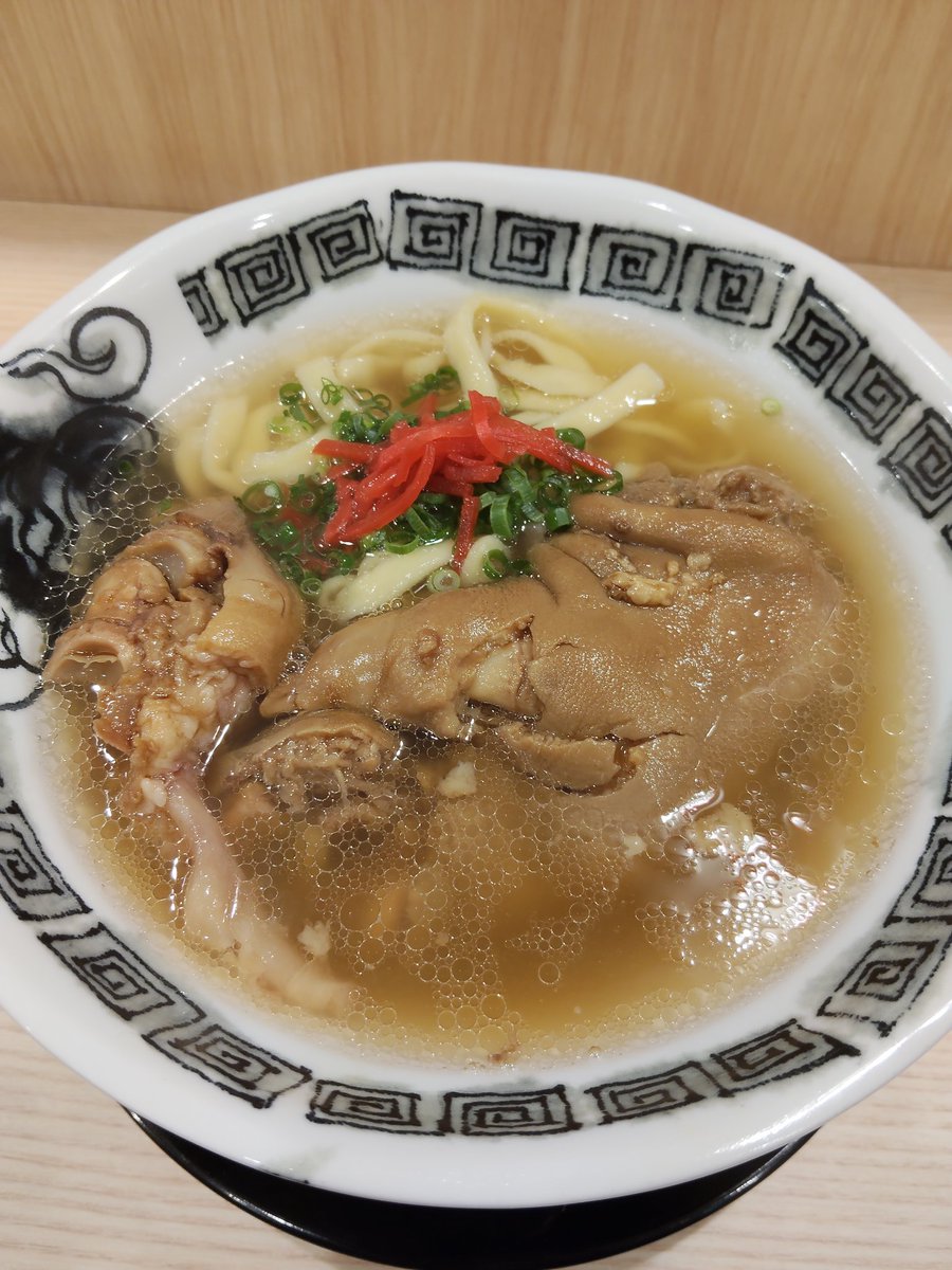 hamramran's tweet photo. SpartanZ
Z式テビチ ソーキそば ゴーヤ丼
どんどん旨味の上がっている沖縄そば。今回はゴーヤ丼が限定。下処理したゴーヤはほどよい苦みでクセが少なくかつお節との相性もよし。 https://t.co/fkLFHNEh2Z