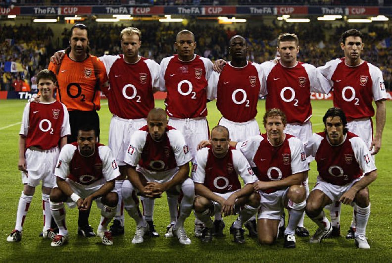 TheN5News's tweet photo. 17th May 2003: The Arsenal team line up before their FA Cup Triumph 

@Arsenal @EmiratesFACup https://t.co/dvMHG7ABIb