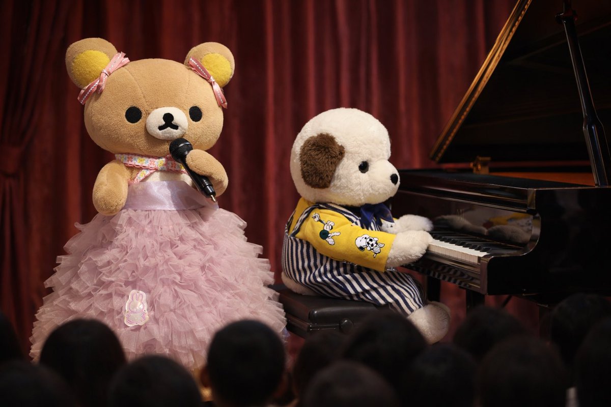 Shinno1102's tweet photo. 一枚目をもとに「演奏会の写真を作って！」とお願いしたらGrokはなんかやばいもの（顔が完全にス⚫︎ーピーだしピアノに埋まってるし向き逆だし）ができ（2枚目）、Copilotにお願いしたら完成度がすごいことに✨（3、4枚目） https://t.co/fNmIrJkCmN