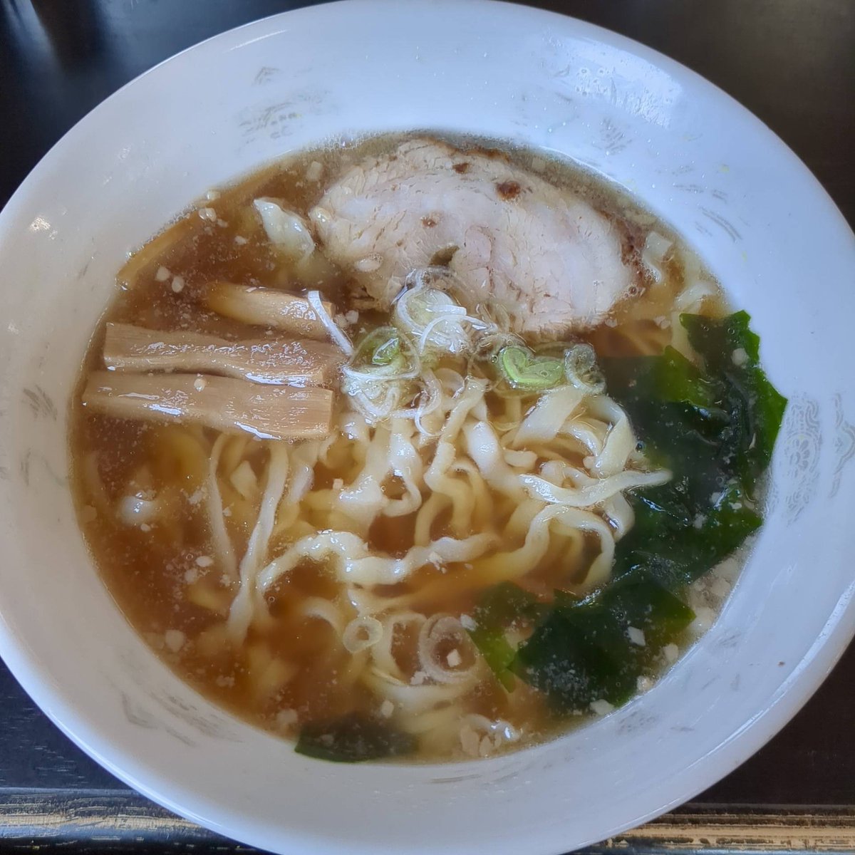 TOMONEGI2's tweet photo. ラーメン（醤油） at らーめん一心亭

手打ちぢれ麺と醤油のマリアージュ
少し浮いたせあぶらもしつこさなくていい仕事してます

ご馳走様でした！
  #毎日がラーメン
#ラーメン 
#一心亭

https://t.co/xdOciB1enZ https://t.co/nh8DZZqSIP