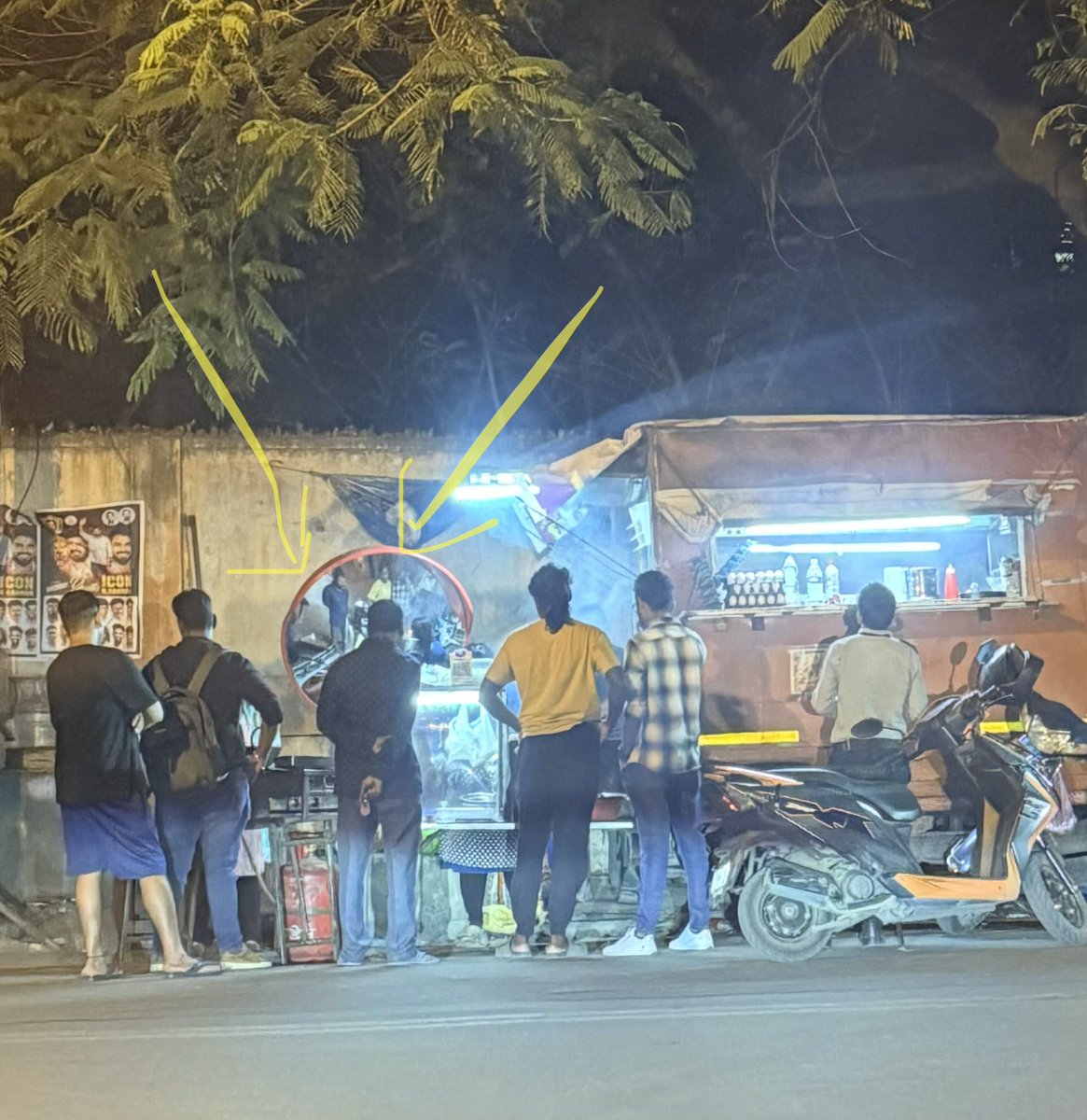 daskprashant's tweet photo. @Jointcptraffic Jeevanahalli- MSO colony cross, having a mirror installed few weeks back for traffic safety,but daily blocked by the foodTruck without any civic sense.Does your staff taking daily Hafta to allow this? Shame on the department wasting lacs from tax payers money. https://t.co/wKUsUwBTpz