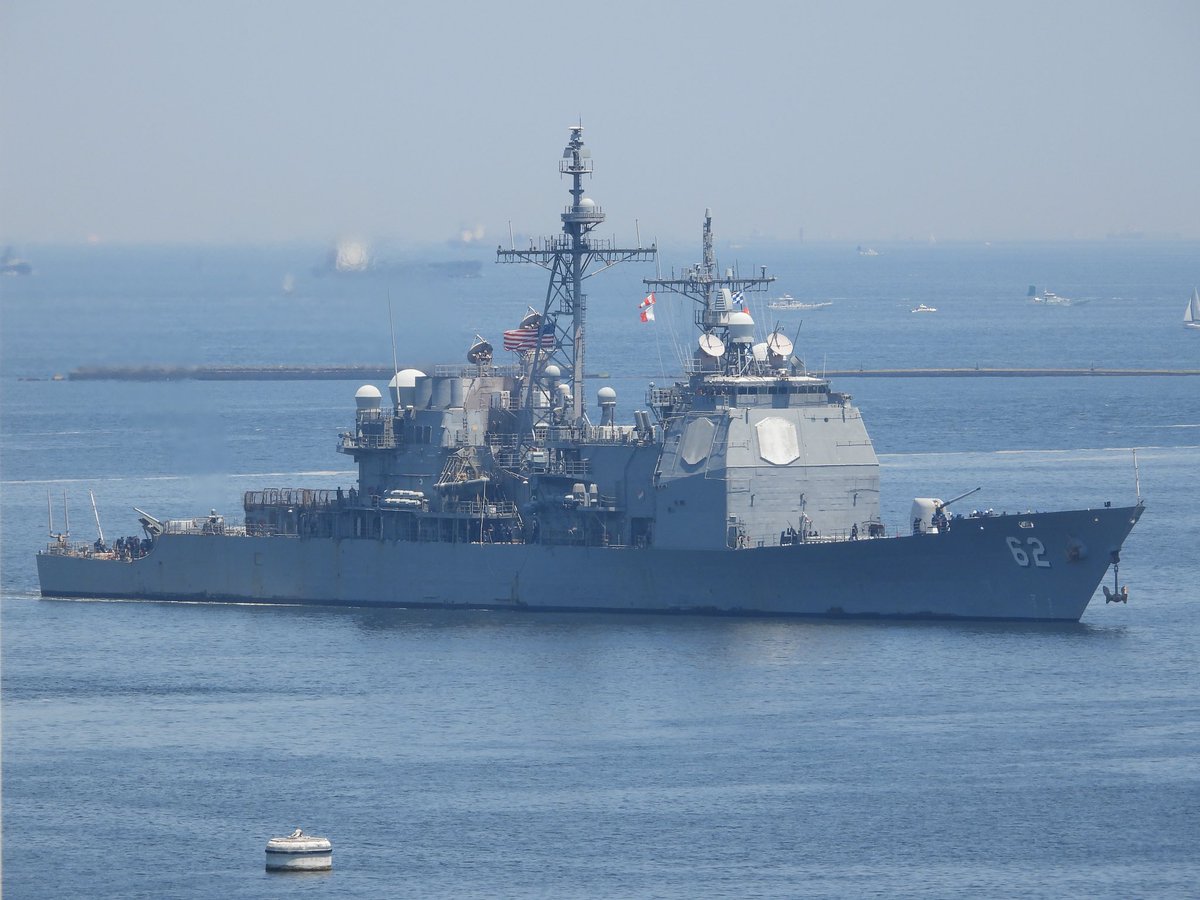 タイコンデロガ級ミサイル巡洋艦「ロバート・スモールズ」(USS Robert