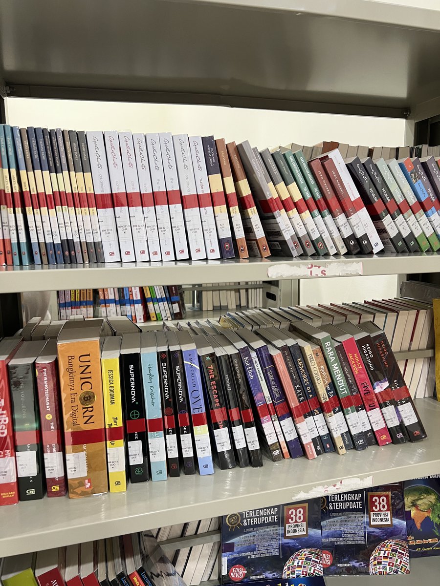 vvanillapopcorn's tweet photo. 📚📚📚📚 https://t.co/8GQomq0HzX