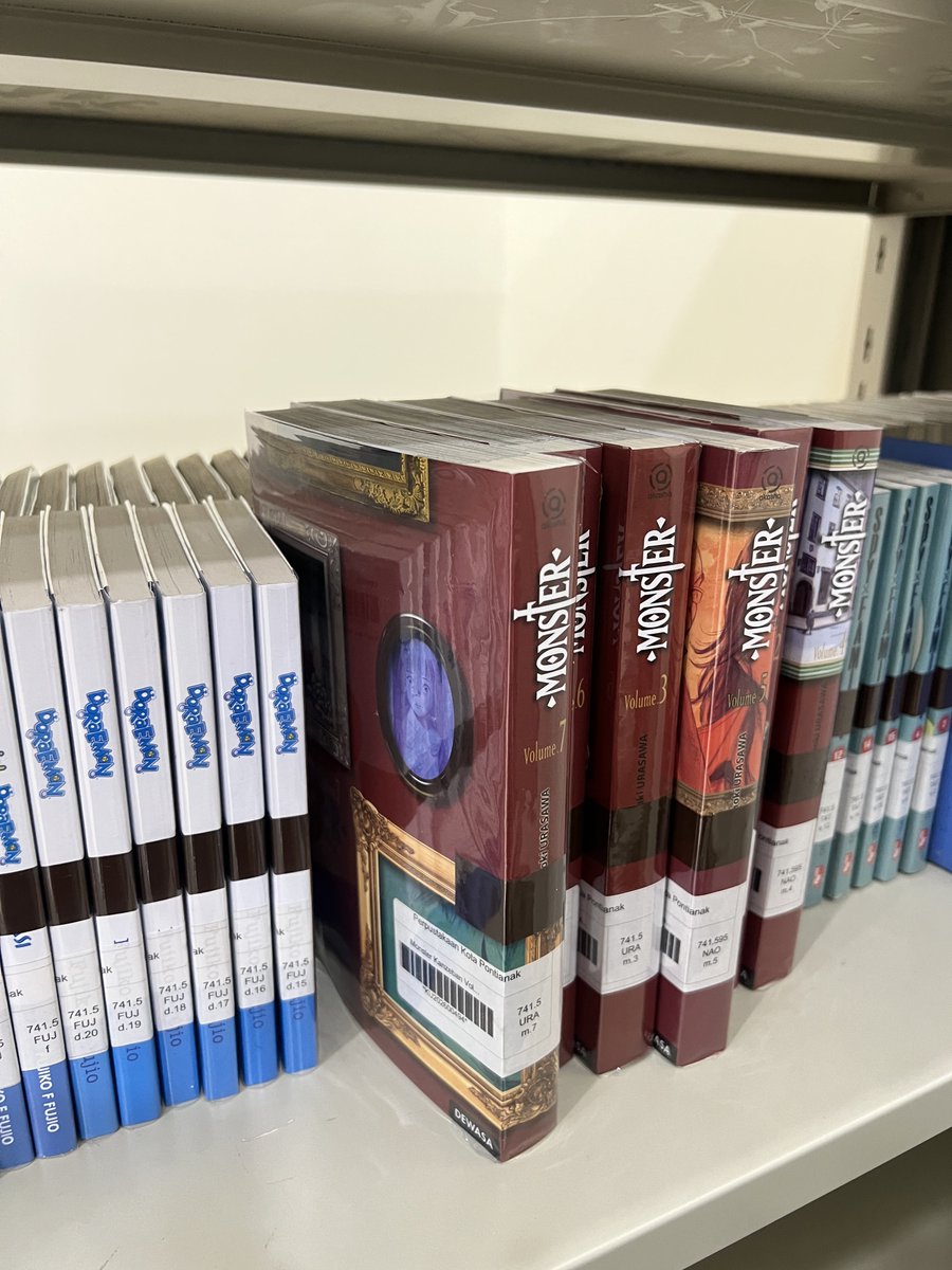 vvanillapopcorn's tweet photo. 📚📚📚📚 https://t.co/8GQomq0HzX