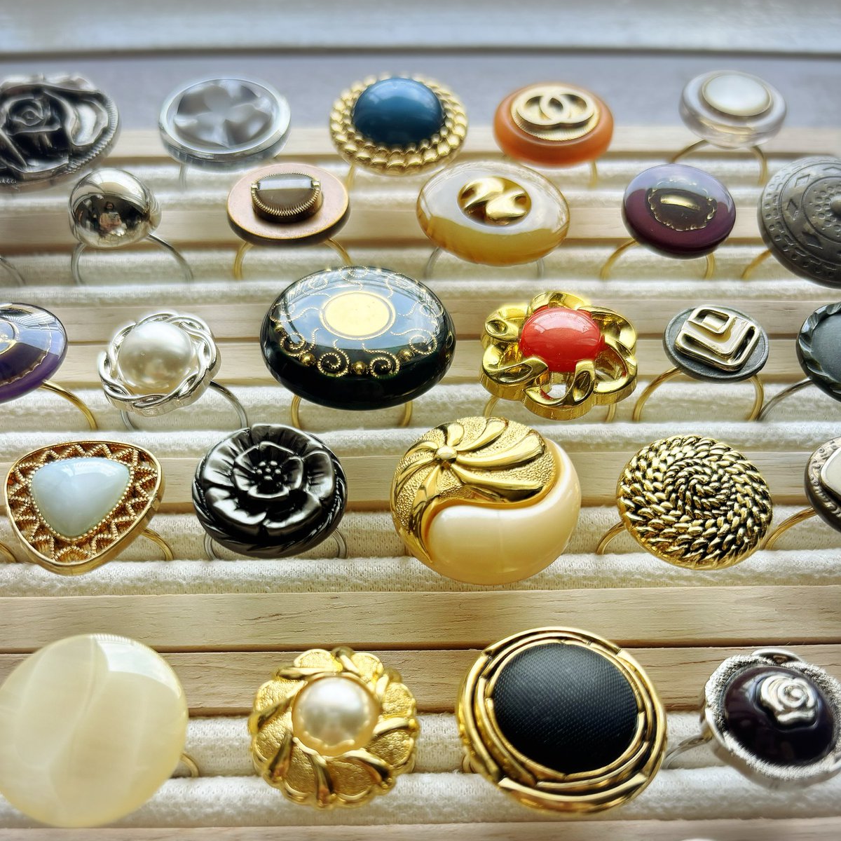 nishire5's tweet photo. #デザフェス63リポスト
nishire🌼と申します！
＼デザフェス63に出展します🎪 ／

南館４階【p-431】
5/23.24両日

🐚貝殻×ヴィンテージボタン💍✨
all一点もののアクセサリーです！

たくさん作品を用意して
お待ちしております♪

@designfesta 
#デザフェス63
#デザインフェスタ https://t.co/GXKaclmLld