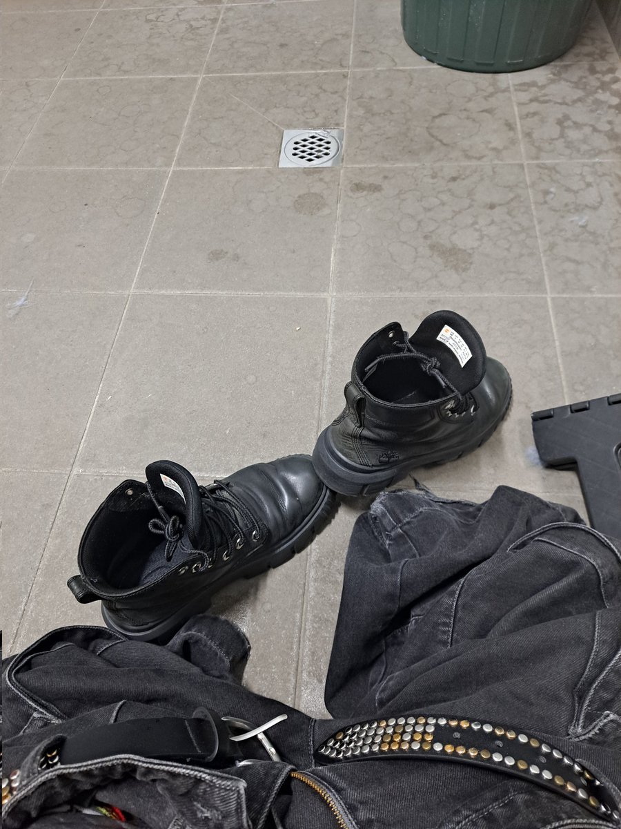 snqper's tweet photo. Shitting on company time https://t.co/0QGyKAvp5o