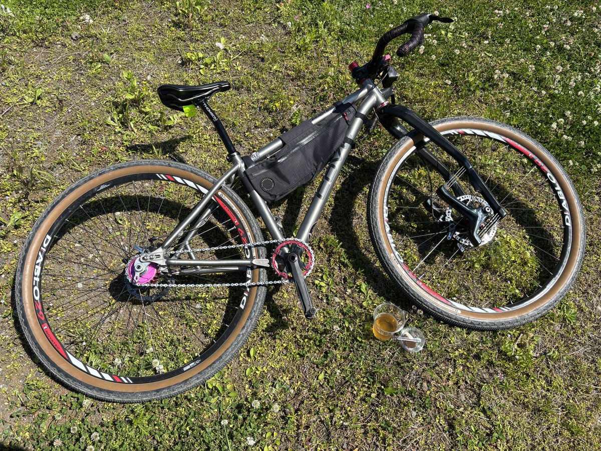feebly_'s tweet photo. SingleSpeed 32x21、やっぱキツい。
でも富士の深緑に包まれて、
下りのジープロードで一気に覚醒。
砂利が跳ねて、笑いがこぼれて、
アドレナリン全開。
押し歩きゼロでショート完走。
軽く脚が攣りそうになったけど。
#富士グラベル #Singlespeed https://t.co/MN9MRkQmpZ