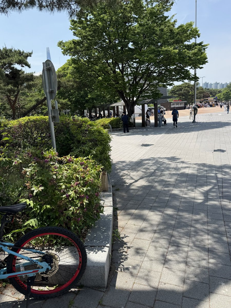 minz0508's tweet photo. 오늘도 무인나눔으로 진행합니다.
LUCY 9TH CONCERT <ISLAND> 
섬콘 간식 무인 나눔합니다!

위치: 엠디존에서 콘서트장 가는길 다리건너면 바로 왼쪽
수량 : 25개

간식은 랜덤으로 들어가요~
소소하지만 받으시는분들 당 충전하세요ღ https://t.co/peuKZ5r8kE