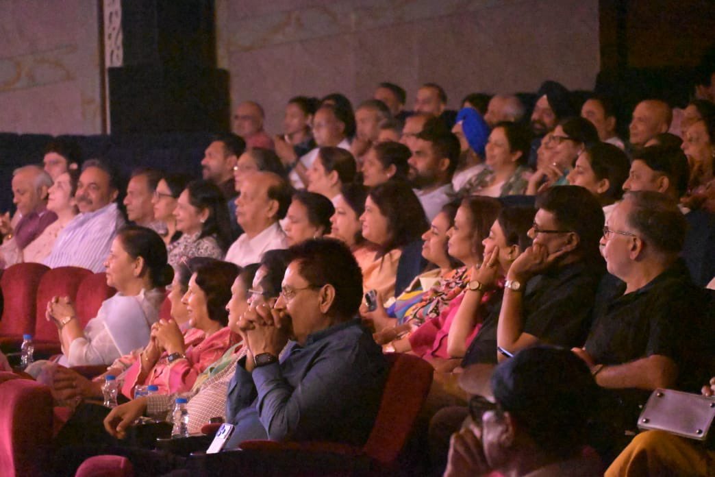 StudioTPS's tweet photo. Full house. 450 voices. 2 hours of pure magic.  

Debu, Ayan, Mumtaz &amp; Chandni had everyone dancing in the aisles, Sita &amp; Ritika brought the house down, and Zahid, Narinder &amp; Himanshu ran a flawless show.  

#DivasKeDeewane was unforgettable!

@RainaSita @SubrotoC https://t.co/N6JIp9q3g4