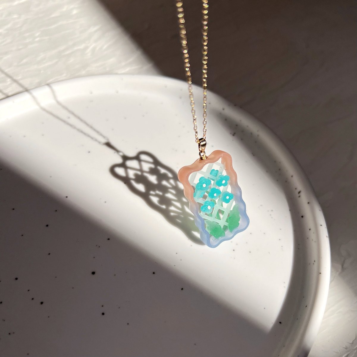 tsubameya_akane's tweet photo. 自然の風景から着想を得て、レジンやアクリル絵の具を使って色とりどりのオリジナルアクセサリー・雑貨を制作しています
---
出展日：5/23(土)-24(日) 両日出展
出展名：つばめ屋
ブース番号：南館4F P-113
---
@designfesta
#デザフェス63リポスト
#デザフェス63 https://t.co/xmjFum6AGa