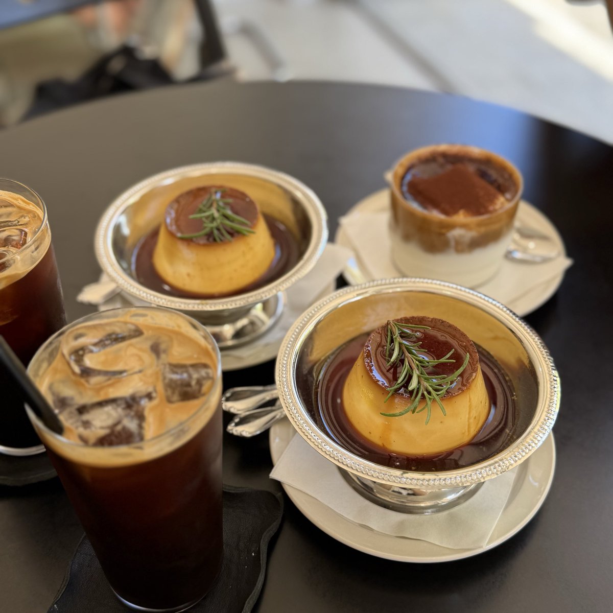 haeng52's tweet photo. 올림픽공원 오는 소녀들을 위한 올공 주변 카테고리별 맛집 모음집 타래

☕️카페☕️
- 에이엠에이 커피로스터스
- 젤라떼리아 피오니 (솔티카라멜 필수✨)
- 센서리티 커피 (ㄹㅈㄷ 푸딩맛집)
- 헤르츠로그 (생과일케이크 천국) https://t.co/we8KhUUkq3